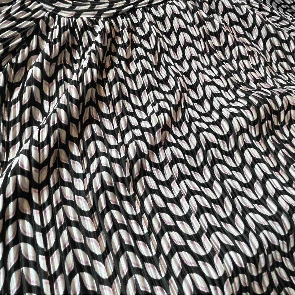 Reitmans Pleated Mock Neck Blouse Womens Black White Geometric Leaf Excellent - Picture 7 of 8